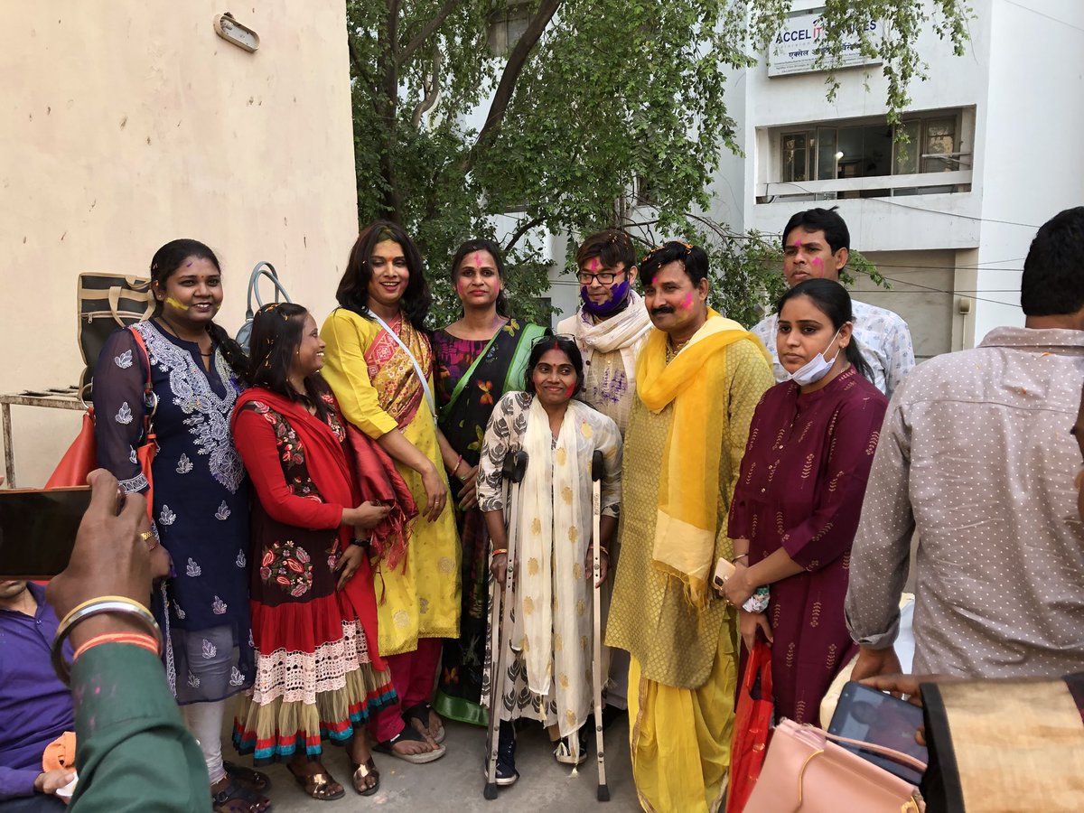 manju_1008's tweet photo. दिव्यांग किन्नर होली मिलन भारत के कल्चर व त्यौहार खुशियों का प्रतीक है हर व्यक्ति खुशी का अधिकारी है किन्नर भी हमारी समाज के अहम हिस्सा है सबके जीवन में होली के रंग की खुशियां बरकरार रहे #Youth_hostel_Patna #Holly_Sammelan दिल एक है खून एक है इच्छाएं भी….. https://t.co/9P8okkzZWE