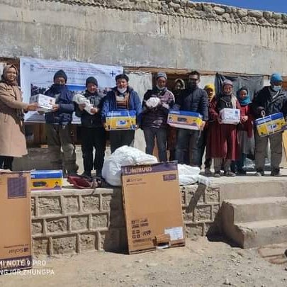 VoiceOfRong's tweet photo. For the yak herders of Fulaks and other villages of Rong Churgyud 
Tents, solar lighting, milk churners me other essential tools were distributed through AHD at Nyoma. 
The benefits are being provided through Changthang Development Package. https://t.co/oxb0WN2KKV