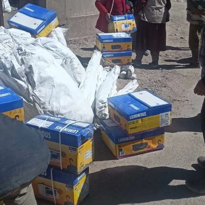 VoiceOfRong's tweet photo. For the yak herders of Fulaks and other villages of Rong Churgyud 
Tents, solar lighting, milk churners me other essential tools were distributed through AHD at Nyoma. 
The benefits are being provided through Changthang Development Package. https://t.co/oxb0WN2KKV
