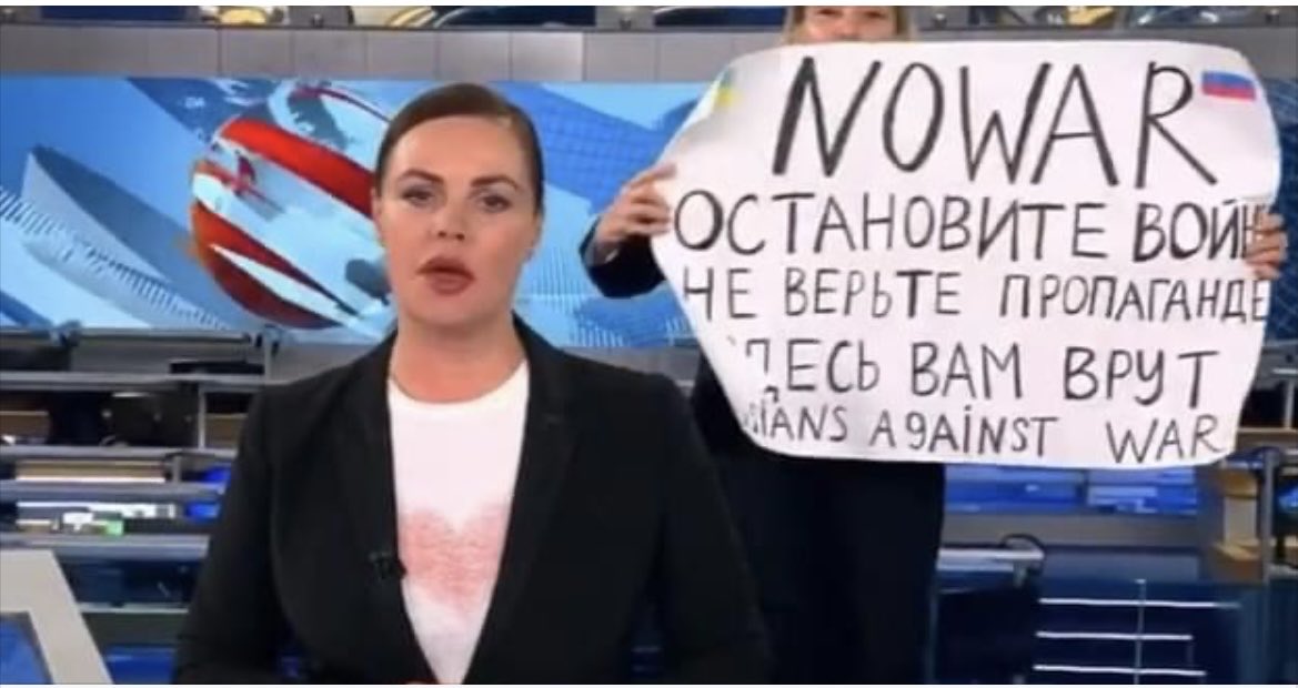 Her name is Marina Ovsyannikova and she is a heroine. She has been detained - pray for her safety 💛💙