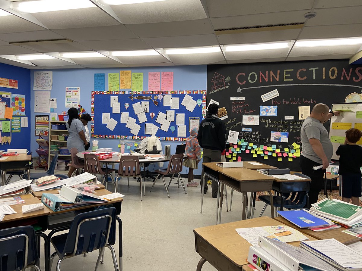 DemarinisMrs's tweet photo. Student-led Conference night this quarter. The students did an amazing job showing their parents our classroom, AVID binders, and our IB units. https://t.co/9fyVdXgNv8