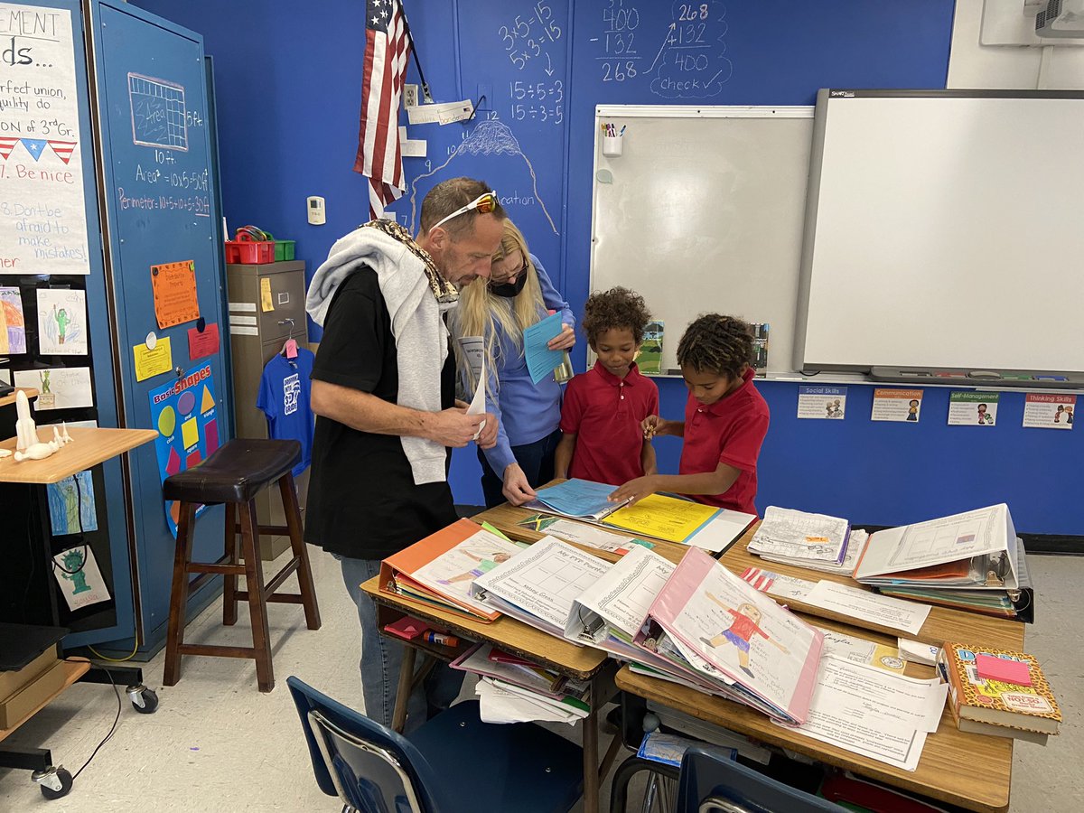 DemarinisMrs's tweet photo. Student-led Conference night this quarter. The students did an amazing job showing their parents our classroom, AVID binders, and our IB units. https://t.co/9fyVdXgNv8