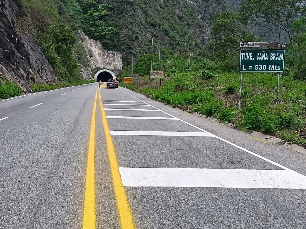 ivanrive3's tweet photo. LO ÚLTIMO #14Mar El Frente de Trabajo Eléctrico, implementado por el gobernador del estado Mérida, @JEHYSONGUZMAN, continuó los trabajos de recuperación en el túnel Caña Brava de la Local 008, con la instalación de 10.000 metros de cable, aproximadamente. 1/3 https://t.co/W6TmJRLiUp