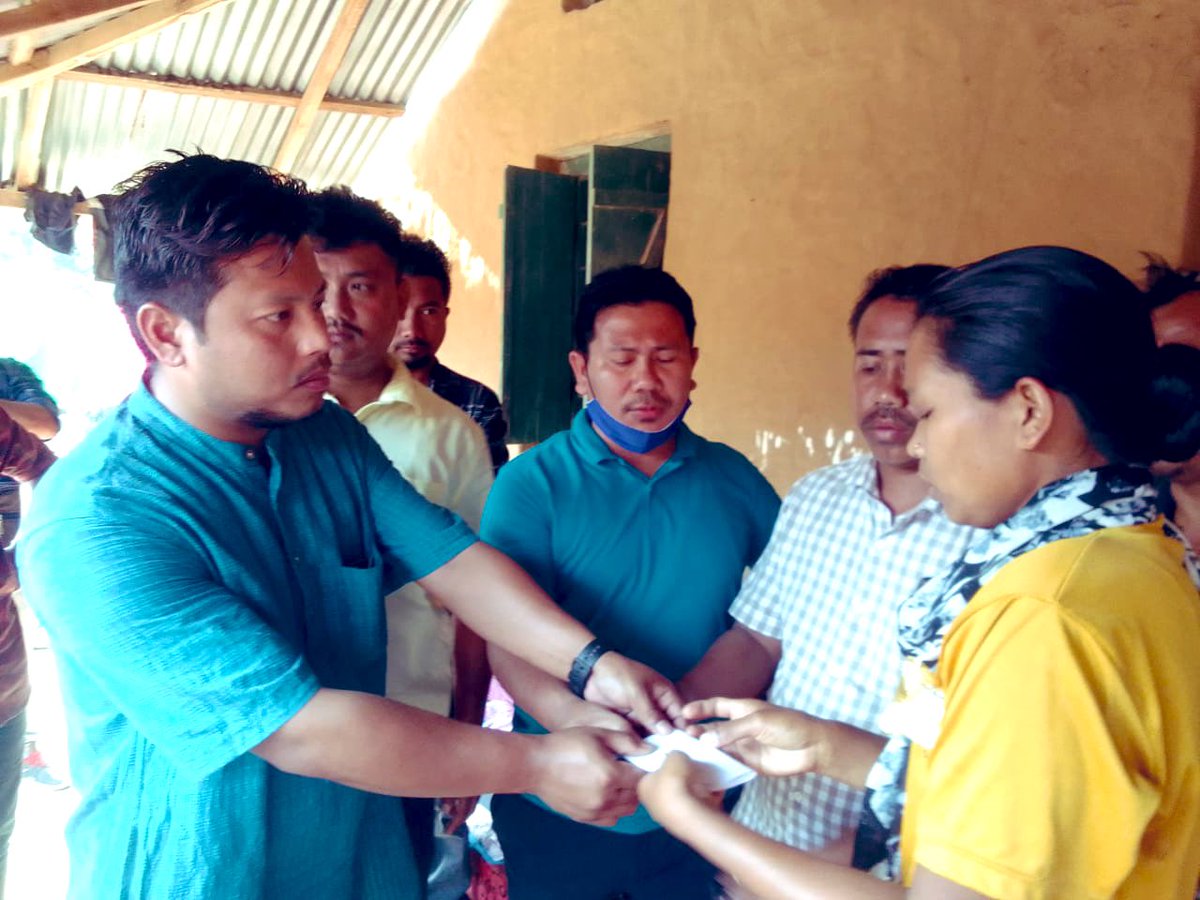 SurajTipra's tweet photo. We 12-Takarjala YTF Extended some financial help to Lt. Mujesh Debbarma the warrior of #GreaterTipraland who passed away on 12th March on the way to #Choba in Astabal as we all know dt our loving Bubagra teach us to help people in tough situation. @PradyotManikya @SuhelDe66929432 https://t.co/r2EICg8h8z