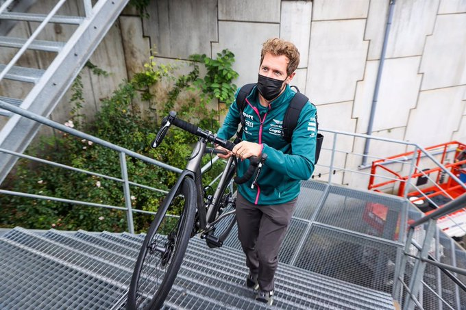 TuEnBici's tweet photo. ¡Cómo es posible! Un piloto tetracampeón del mundo de fórmula 1 ¿llegando al trabajo en bici?. https://t.co/Lnsri2Dnvn