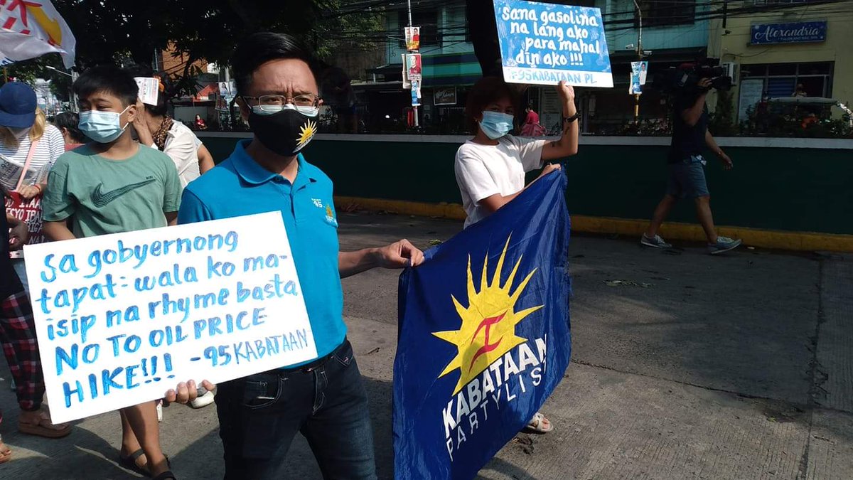 KabataanPL's tweet photo. Nakakaloka ang gising natin sa umaga!

⬆️⚠️ P13.00 kada litro ang umakyat para sa diesel

⬆️⚠️ P7.00 kada litro ang umakyat para sa gasolina

Sumama sina @KabataanPL Natl Pres. Raoul Manuel sa sinagawang snake rally kontra taas presyo sa Blumentritt, Maynila

#LabanKabataan https://t.co/ftg3RMbjmO