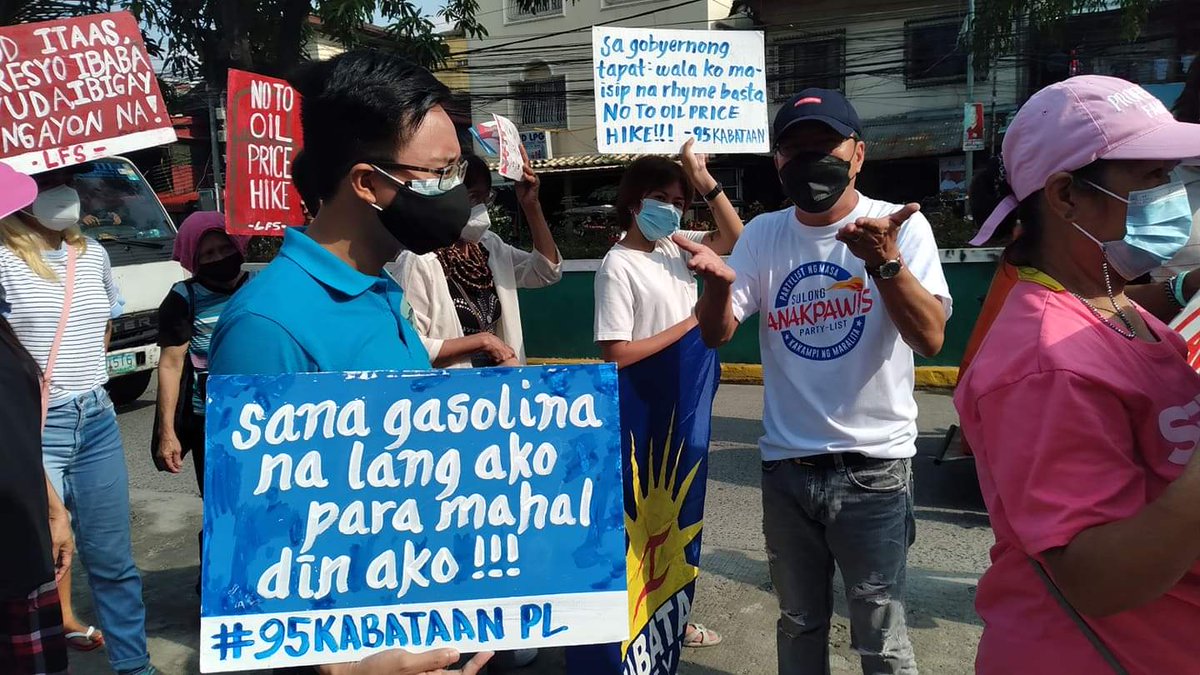 KabataanPL's tweet photo. Nakakaloka ang gising natin sa umaga!

⬆️⚠️ P13.00 kada litro ang umakyat para sa diesel

⬆️⚠️ P7.00 kada litro ang umakyat para sa gasolina

Sumama sina @KabataanPL Natl Pres. Raoul Manuel sa sinagawang snake rally kontra taas presyo sa Blumentritt, Maynila

#LabanKabataan https://t.co/ftg3RMbjmO
