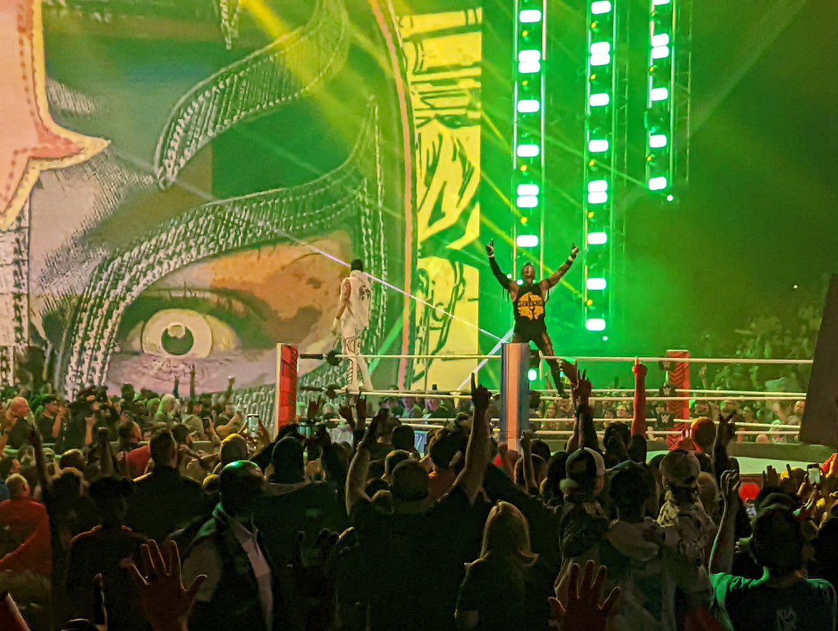 MattLaVer's tweet photo. I, an @AEW mark, am attending #WWERaw in Jax, and I'm having a great time. https://t.co/DPQiXC0dnM