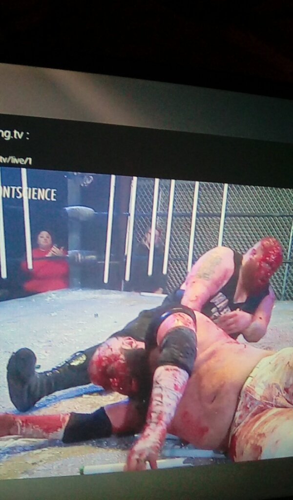 thepeachy16's tweet photo. Jesus Christ What A Damn Bloodbath @TremontH2O gets the win over @TheSmash_Hit but after a war @ColbyCorino attacking Tremont #TremontScience #MondayNightDeath https://t.co/vspJXKXWGw