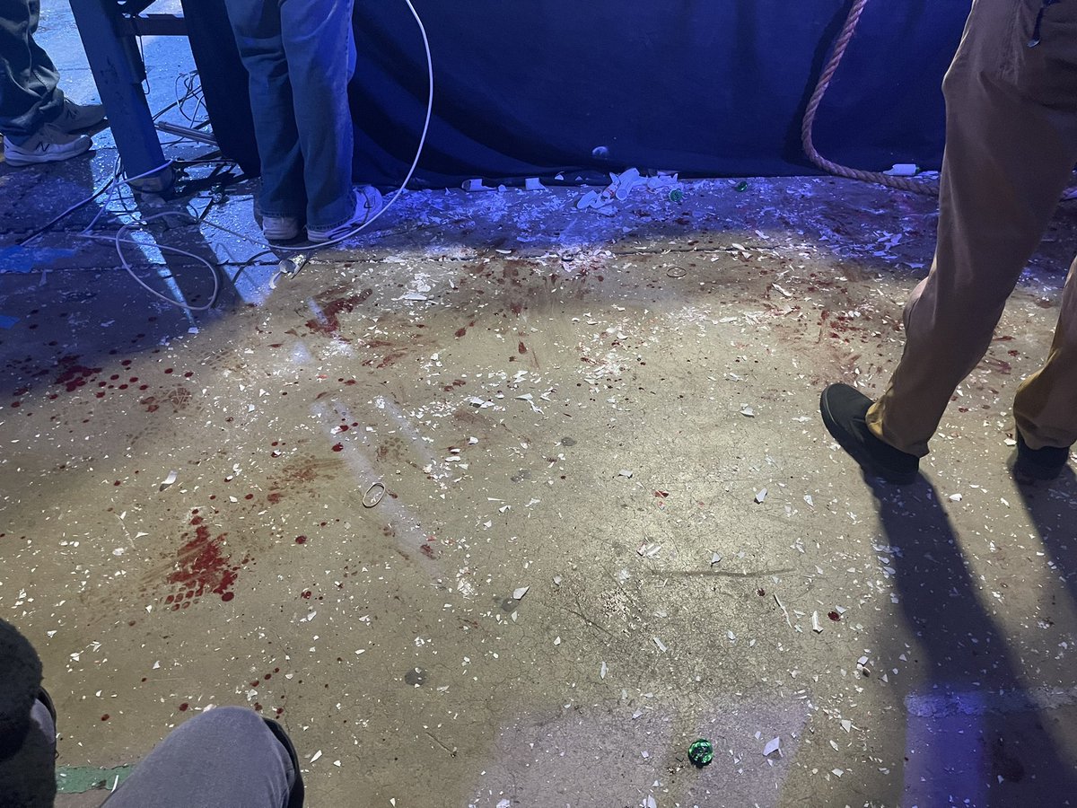 QueenOfTheIndie's tweet photo. Glasssssss and blood #TremontScience https://t.co/kBJxqsfyZU