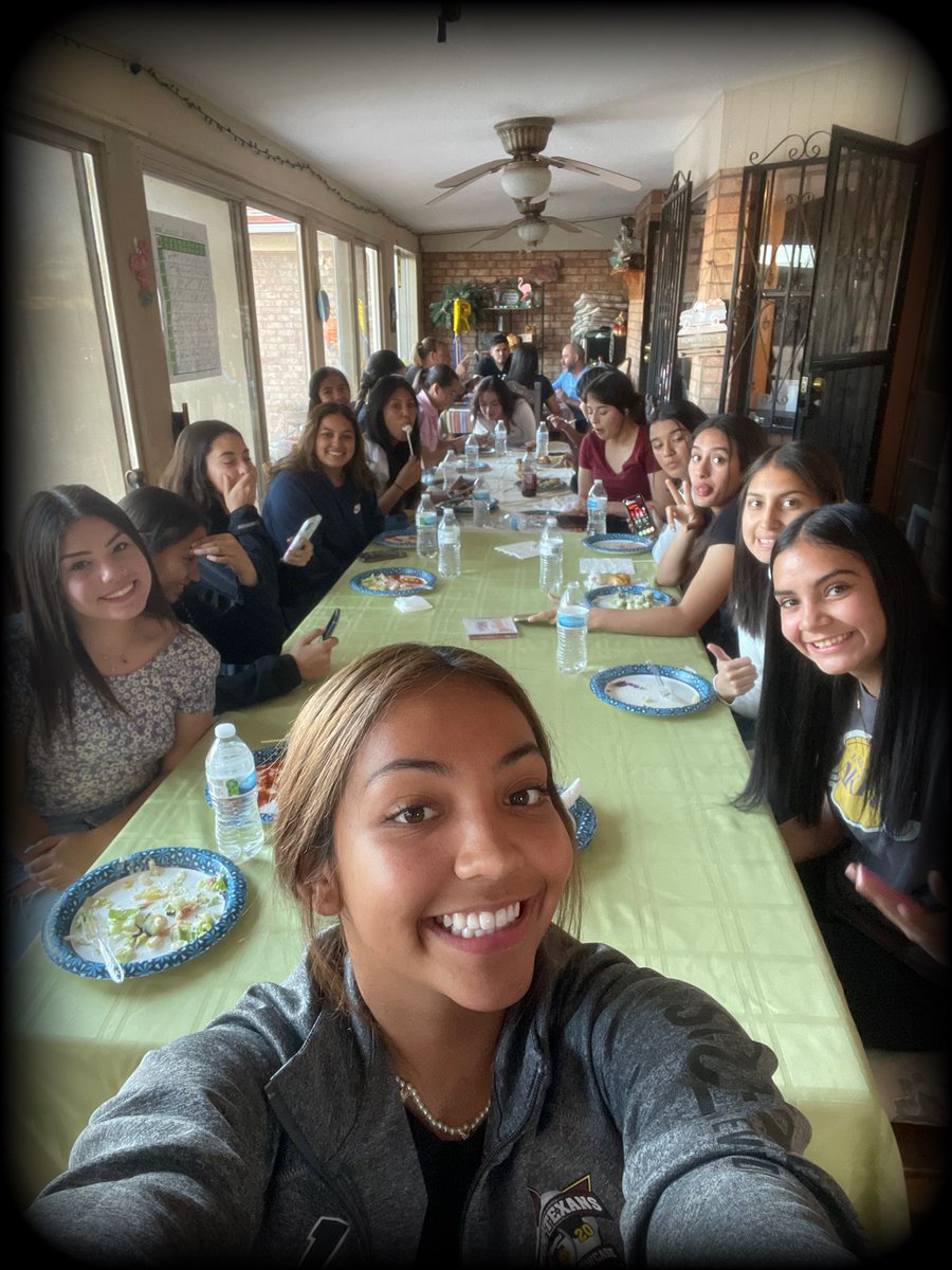 EHSGirlsSoccer3's tweet photo. Dinner to celebrate our Seniors! ๐
Good food & team bonding!
#WeDoChurch #Athena #Gnomes #PraisePasta #DessertQueen #MakinThatBread https://t.co/4A9CJqkcsa