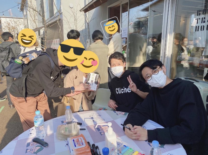 iscream2424's tweet photo. トークセッション後サインをいただくため再度列に並び、その際に撮ってもらった写真がちゃんと撮れていなかったため再々度並び直し😂

いつも家でマネをしている堀元さんの「スゲェ〜！」をご本人の前で披露して成仏させ、こんにゃくは太らないパーカーもかわいい！と言っていただけて用例は満足です🥰 https://t.co/gKEQhASJhq