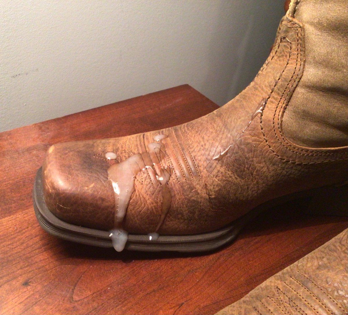 TNin2boots's tweet photo. New boots, new leather smell… https://t.co/s2wHmM3TPN