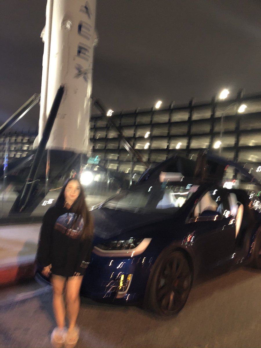 daniellesayshey's tweet photo. happy anniversary spacex 🥂

you’ve inspired me &amp; many others so much by doing some pretty cool shit &amp; by not letting “impossible” stop you 👏🏼 

can’t wait for the future 🚀🤩 https://t.co/sc2BjfJ2CA