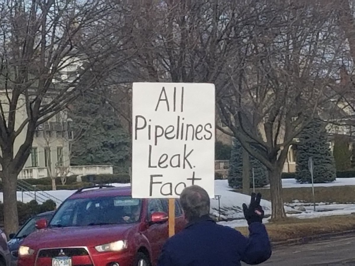 WomensMarchMN's tweet photo. Happening now! Pipeline Blues Vigil every Monday (5-6pm) without fail to can join WAMM and Veterans for Peace Chapter 27 in telling Gov Walz to Stop Line 3! 
@WAMMwomen @climatejusticem #veteransforpeace #stopline3 #waternotoil #waterprotectors
https://t.co/kpLvLf5AMZ https://t.co/cEjMKPFFY4