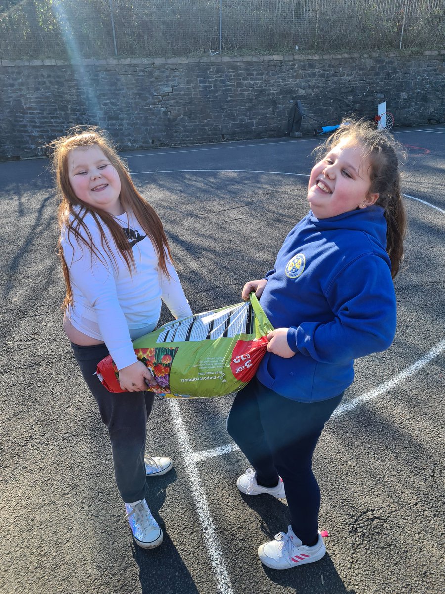 penrhiwceibr's tweet photo. Lots of fun digging in the sun today as dosbarth Maple finished preparing their patch ready for planting 🙂🌼🌱⚘️ #dosbarthmaple https://t.co/yAik3tERB5