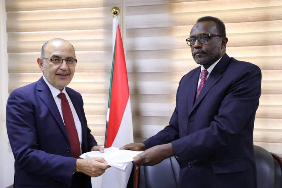 sudan_mix's tweet photo. وكيل وزارة الخارجية المكلف  نادر يوسف الطيب يستقبل السفراء الجدد لكل من المكسيك، الأرجنتين، اليونان والفلبين، وذلك لتقديم نسخ من أوراق اعتمادهم كسفراء لدى السودان. https://t.co/Qg2tGbWg4P