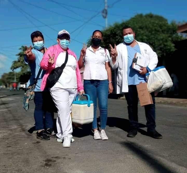 BisABric's tweet photo. Continúa la aplicación  vacuna voluntaria contra Covid 19
#Nicaragua https://t.co/MXXBA4HLJN