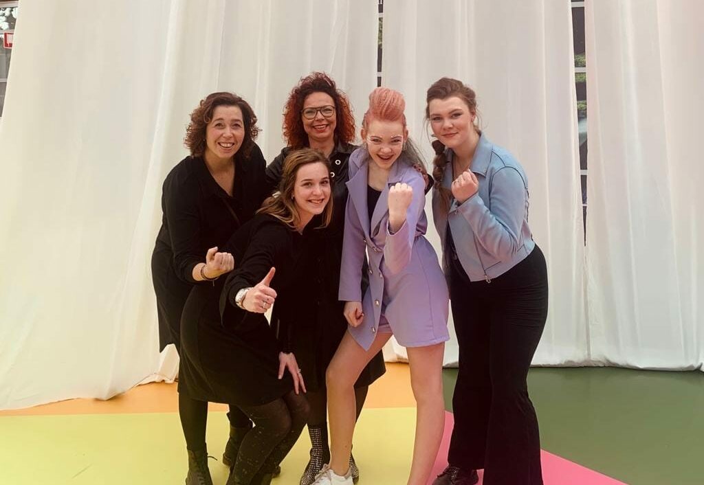 Eerste prijs voor Loena Bekhuis uit Reutum bij kapperscompetitie dlvr.it/SLhbWQ