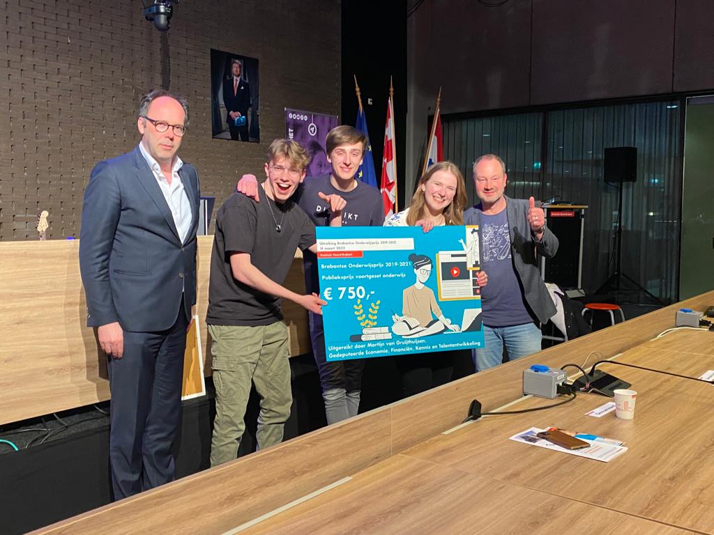 sCOOLradio's tweet photo. @Pvdheijdenmill wint TWEE Nationale Onderwijsprijzen met zijn internationale muziekproject! Fantastisch! @tbl_oss @hethooghuis @Onderwijsweek https://t.co/mIm6Co3oGA