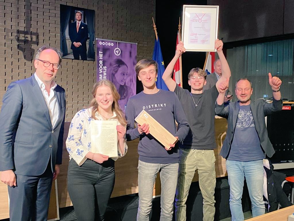 sCOOLradio's tweet photo. @Pvdheijdenmill wint TWEE Nationale Onderwijsprijzen met zijn internationale muziekproject! Fantastisch! @tbl_oss @hethooghuis @Onderwijsweek https://t.co/mIm6Co3oGA