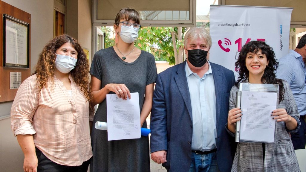 ParemosLaTrata's tweet photo. #BahíaBlanca: se conformó la mesa interinstitucional contra la trata de la sexta sección de Buenos Aires

Continúa el trabajo federal del Comité. Gustavo Vera, entre otras actividades, se reunió con el intendente Héctor Gay.

#ArgentinaSinTrata

🔗➡️https://t.co/nXrfJ4vJLU https://t.co/04L5tVaQyW