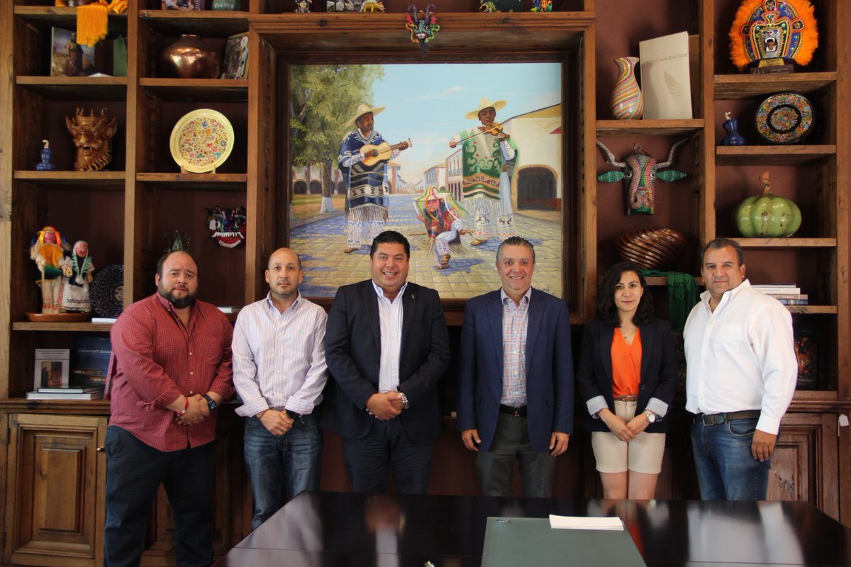 CmicMichoacan's tweet photo. A fin de dar seguimiento a los programas en materia de obra pública y a temas para el desarrollo de la infraestructura en Michoacán, nos reunimos con el Secretario de Finanzas y Administración, Luis Navarro García. https://t.co/87cGPCcnj5