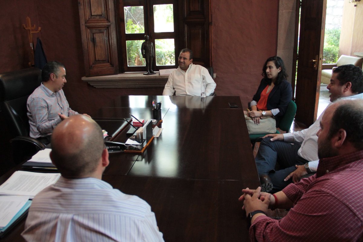 CmicMichoacan's tweet photo. A fin de dar seguimiento a los programas en materia de obra pública y a temas para el desarrollo de la infraestructura en Michoacán, nos reunimos con el Secretario de Finanzas y Administración, Luis Navarro García. https://t.co/87cGPCcnj5