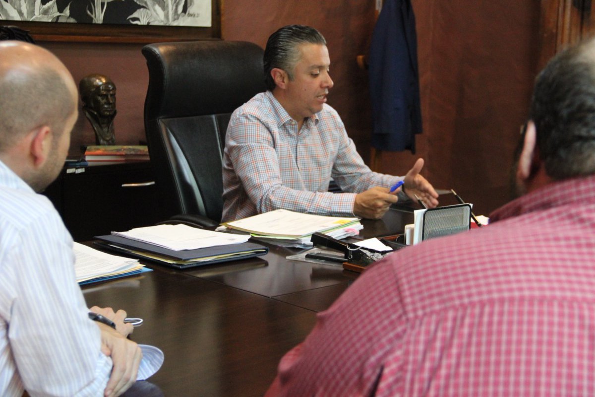 CmicMichoacan's tweet photo. A fin de dar seguimiento a los programas en materia de obra pública y a temas para el desarrollo de la infraestructura en Michoacán, nos reunimos con el Secretario de Finanzas y Administración, Luis Navarro García. https://t.co/87cGPCcnj5