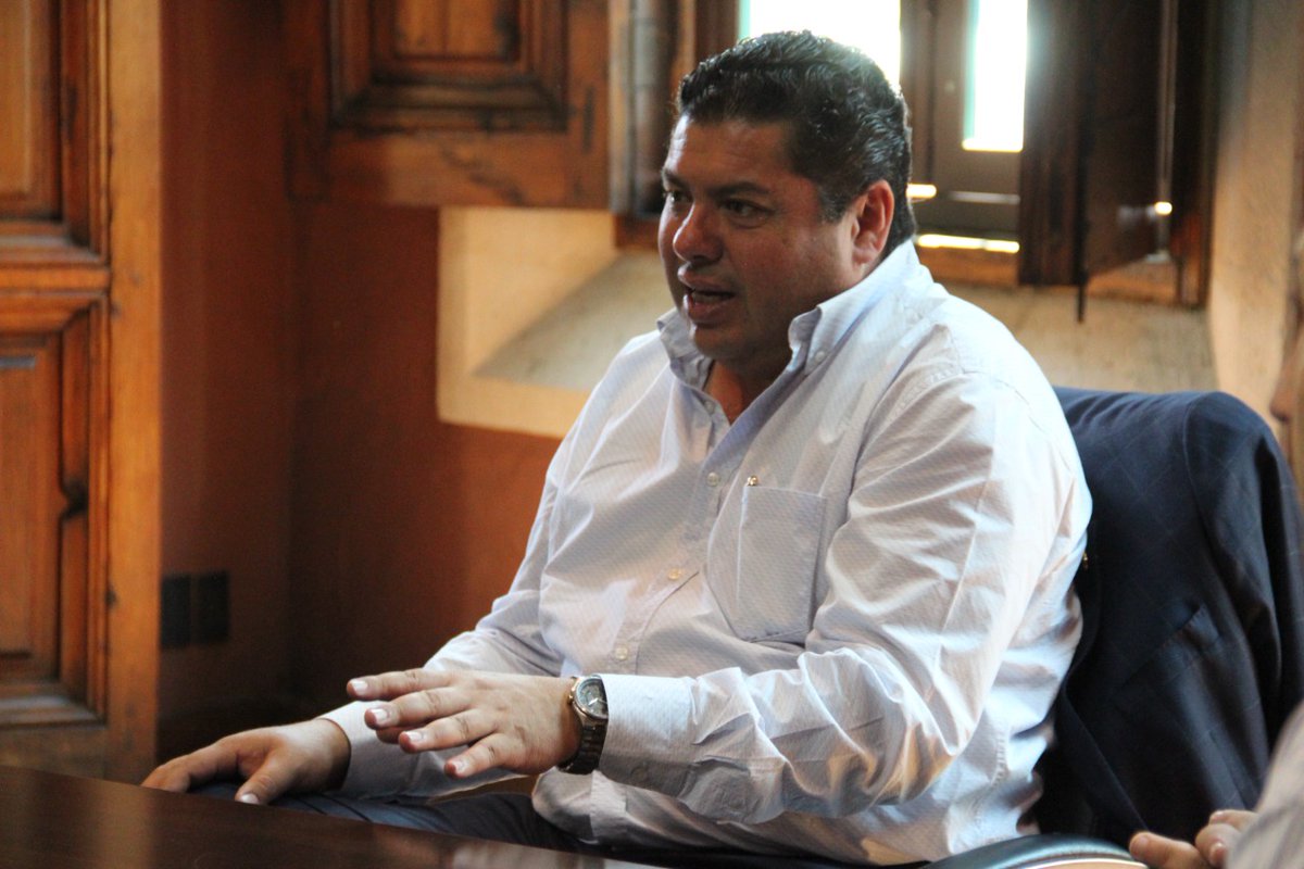 CmicMichoacan's tweet photo. A fin de dar seguimiento a los programas en materia de obra pública y a temas para el desarrollo de la infraestructura en Michoacán, nos reunimos con el Secretario de Finanzas y Administración, Luis Navarro García. https://t.co/87cGPCcnj5