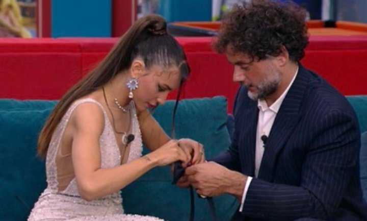 Alessio92010's tweet photo. Mamma e papà scambio delle fedi #gfvip #jeru https://t.co/Uh4k8SKNV0