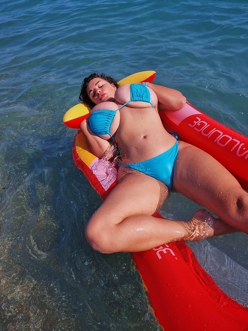 2 pic. who will be my lifeguard? lol my boobs are so heavy, i'm going to drown right now ?? https://t