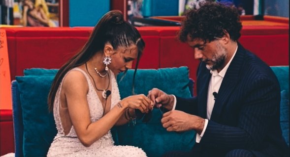 _Sibeling_'s tweet photo. moglie e marito che sistemano papillons (e battibeccano su chi sia più bravo) #jerù https://t.co/td6jgsmrep