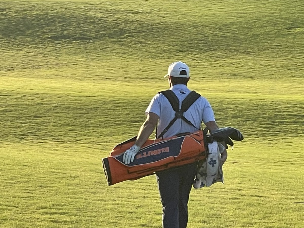 acaseofthegolf1's tweet photo. Luke Guthrie left U of Illinois 10 years ago but going old school college bag at the Monday Q. https://t.co/Na6T4o3eWc