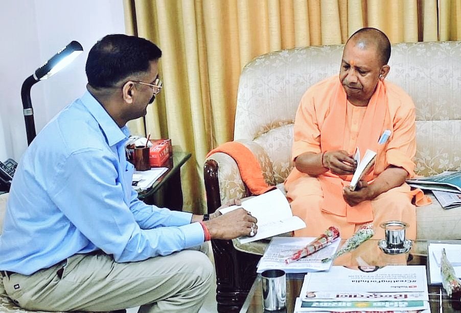 rathoregns's tweet photo. आज हम सभी के पूजनीय गोरक्षपीठाधीश्वर माननीय महाराज जी का आशीर्वाद प्राप्त हुआ, साथ ही डा0 कंचन @drKanchan02  द्वारा लिखित पुस्तक #रामराज्य जो योगी आदित्यनाथ जी वास्तविक जीवन पर आधारित है और गरूण प्रकाशन से प्रकाशित है को  भी महाराज जी का आशीर्वाद प्राप्त हुआ।  @GarudaPrakashan https://t.co/GfWg0UgLDD