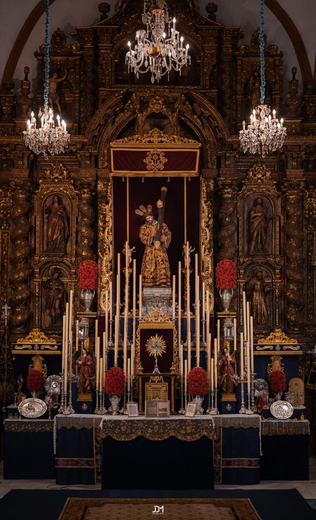 HdadCalleReal's tweet photo. 🔵Elegante altar instalado con motivo del Solemne Quinario en honor a Nuestro Padre Jesús del Gran Poder, luciendo como exorno floral claveles rojos.

📷Jesús Díaz Medina 

#Castilleja #HermandadCalleReal #GranPoder #Cuaresma2022 #Quinario2022 https://t.co/wtovPmM8Xd