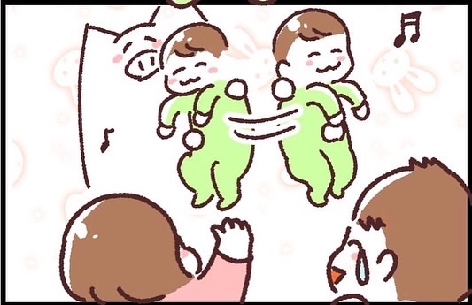 #ブタ母 #子育てマンガ #マンガが読めるハッシュタグ 「けんかはやめろ 腹が減るぞ」
おもちゃにされる赤ちゃん
著作「世界を旅する母ちゃん、こまごめで子育て」はこちら
https://t.co/cOpXieaxDT