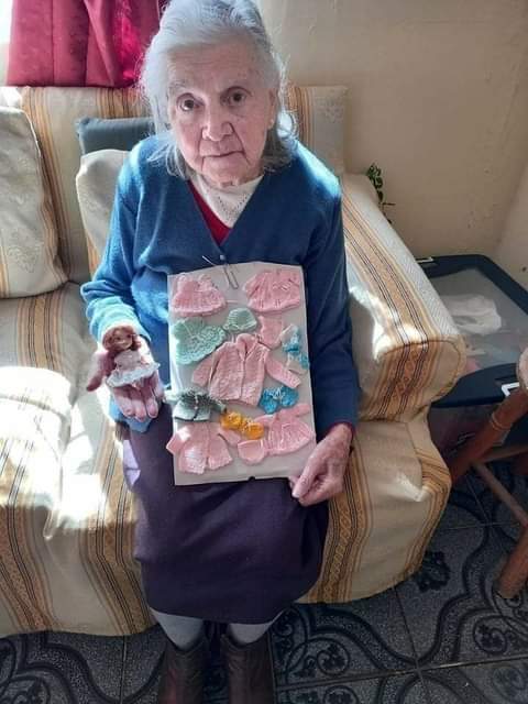 rogeliomtz75's tweet photo. Ésta abuelita quiere que le califiquen su trabajo https://t.co/TaBikMnJ2V