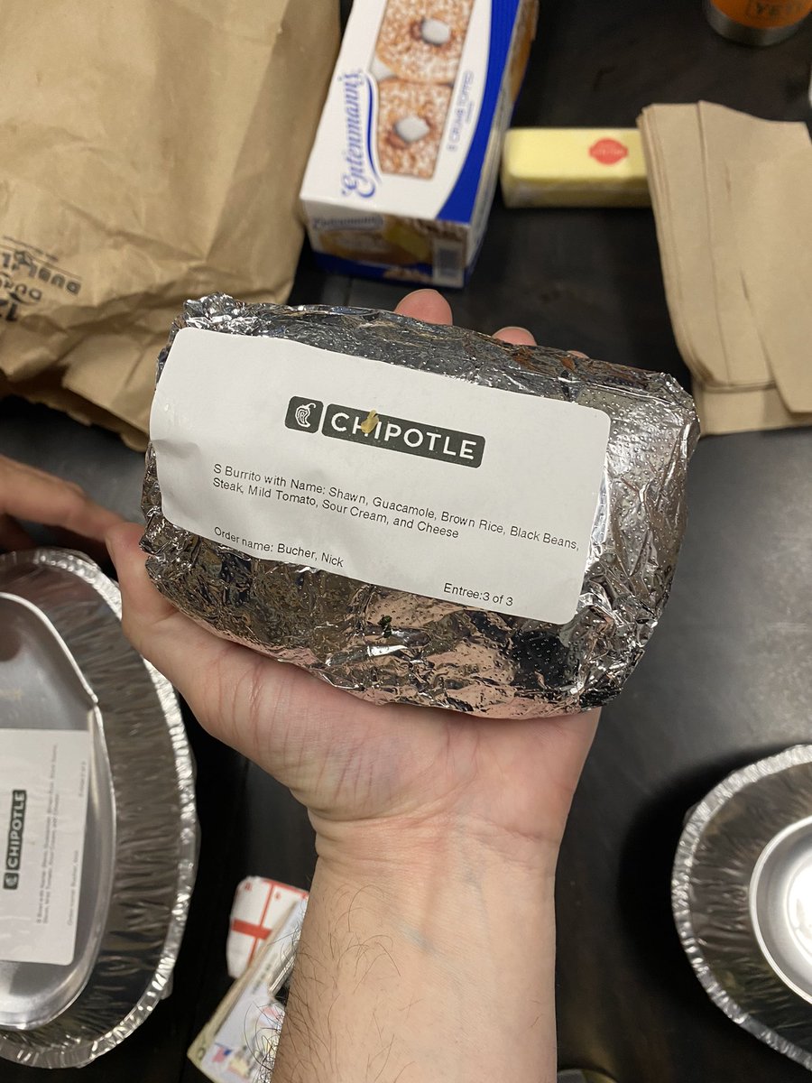 BucherNick's tweet photo. @ChipotleTweets I’ve seen microwave burritos bigger than this sad excuse for one. https://t.co/6ngUmnzeJJ