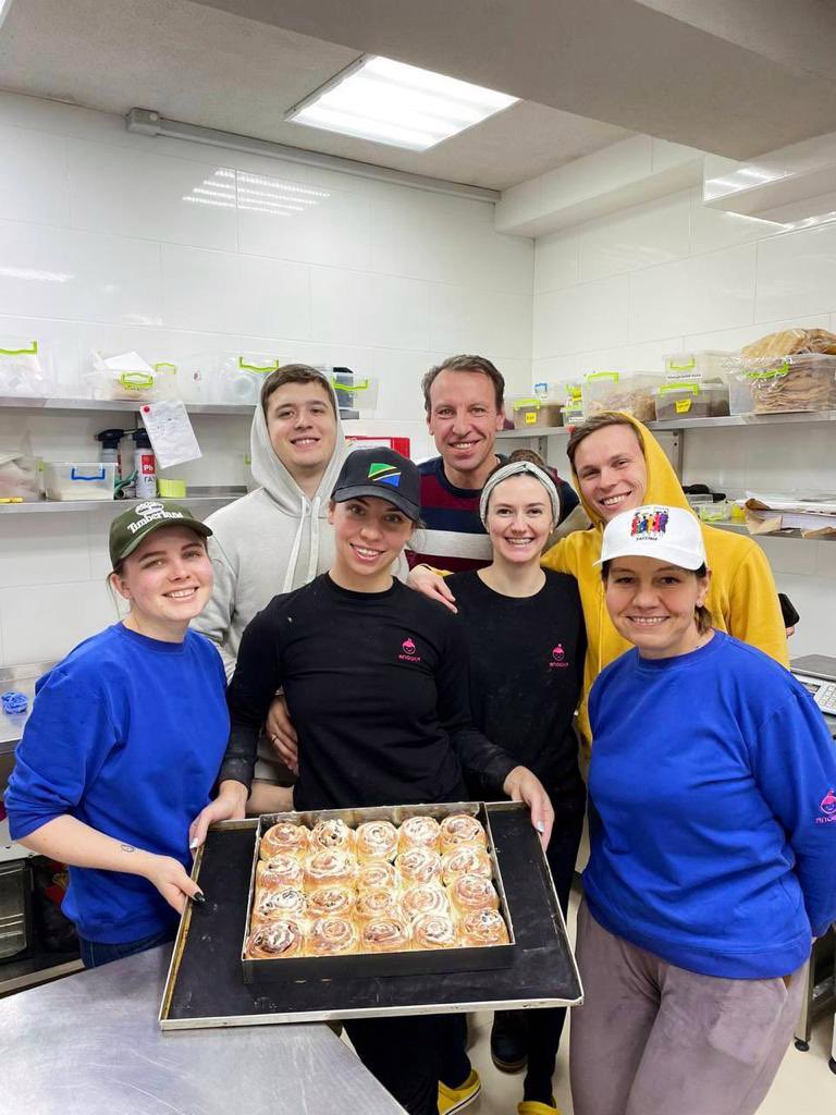 chefjoseandres's tweet photo. In Kharkiv, Ukraine @WCKitchen partner Yaposhka has been making cinnamon rolls for breakfast deliveries! I am so in awe of their bravery…and also the love they put into the food they cook! An inspiration to the world! #ChefsForUkraine 🇺🇦 https://t.co/YyCmdttljH