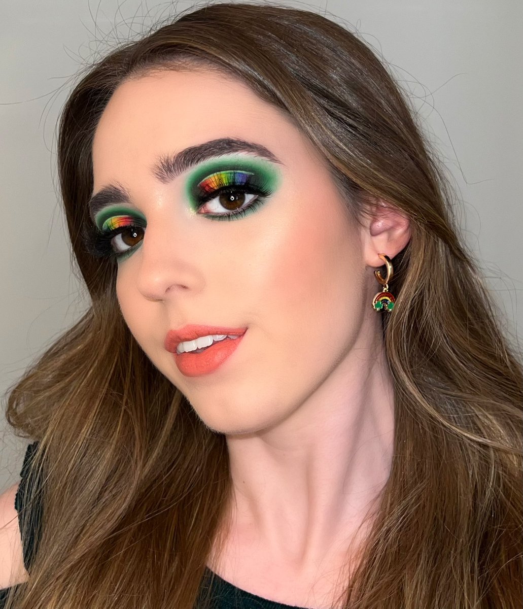 makeupbystefie's tweet photo. @GerardCosmetics Today’s St. Patrick’s Day themed look! #makeupmondays @GerardCosmetics https://t.co/r7uUx8wJIy