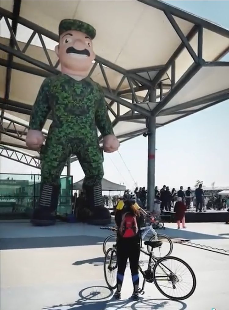 Yo digo que es un homenaje al Chapo, perdón, el señor Loera Guzmán. 🇲🇽