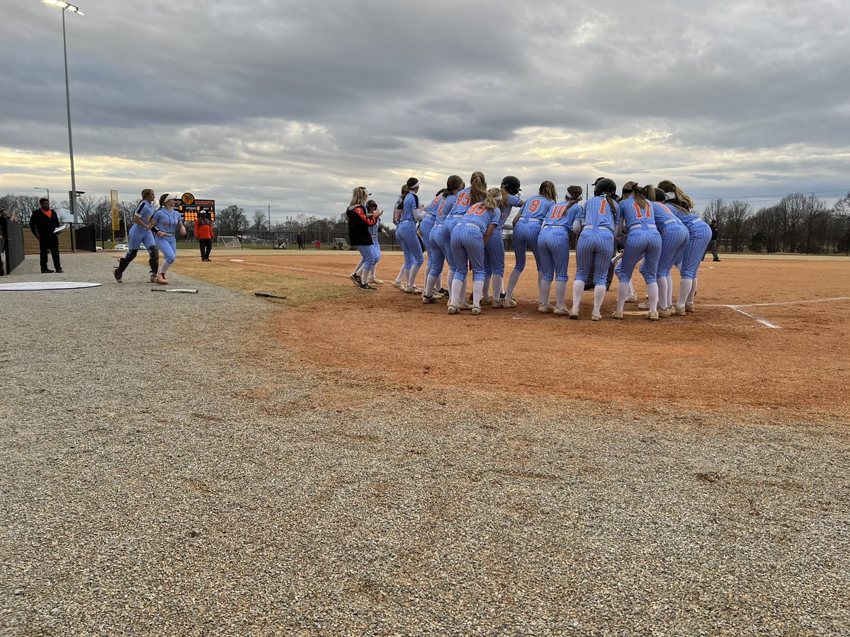 SoftballSgc's tweet photo. Jesse Stringer just hit a  2 run HOMERUN SGC is leading Milan 4-0! Let’s Go Hornets @jesse49671808 https://t.co/aCQ7nqES4F