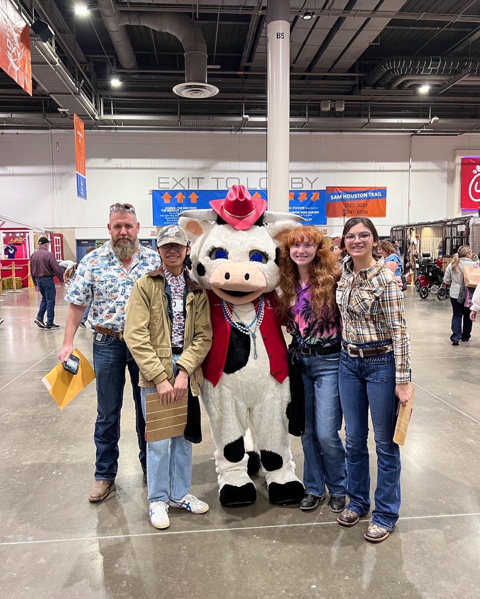 SpringbranchFFA's tweet photo. Looks like our wool judging team had some fun at HLSR today! Great job representing SBFFA and finishing 20th! Great progress and still lots to learn for this new team! #SBFFA #SBISDCTE #hlsr #cde #wooljudging https://t.co/8vFxPZUNES