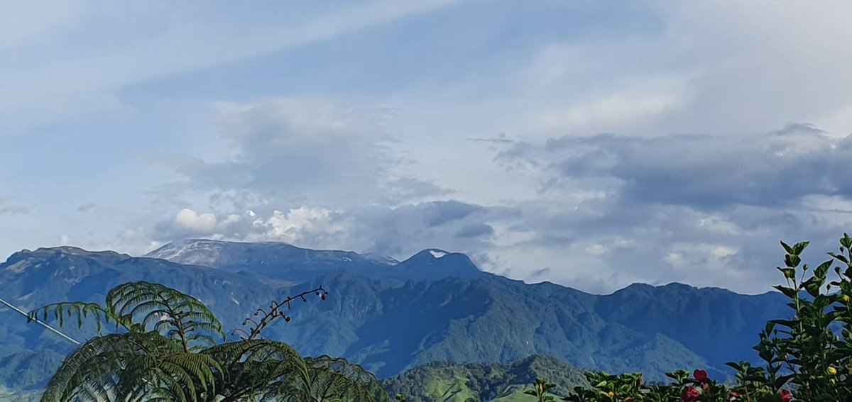alvarohgallego's tweet photo. Hoy fue otro día sencillamente espectacular para apreciar toda la majestuosidad de nuestro volcán nevado del Ruiz.

La mano de Dios en todo su esplendor.

#MiManizalesDelAlma #pnnn
@MinAmbienteCo https://t.co/XbBYp3wzSe