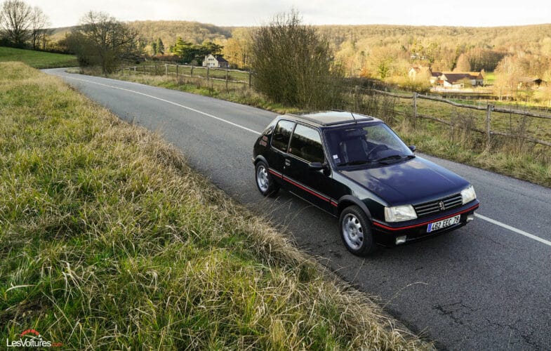 LesVoituresCom's tweet photo. #Peugeot 205 GTI : #Youngtimer de rêve, essai https://t.co/nxvCtt6n0P #205GTI #Peugeot205 #Peugeot205GTI #Retromobile #automobile https://t.co/SVOQBLIoPP