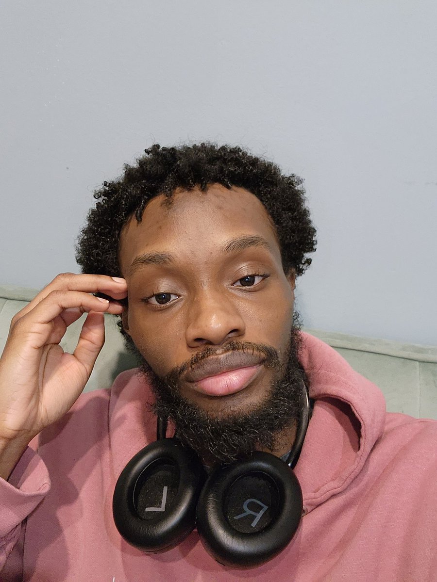 Happy #Munday! Today is 3/14 so it's my birthday🥳I'm 24 now! Y'all are legally obligated to have a good day and eat pie—

But in all I seriousness, I hope everyone has a good rest of the day!

Also, my curls are popping with this new routine—