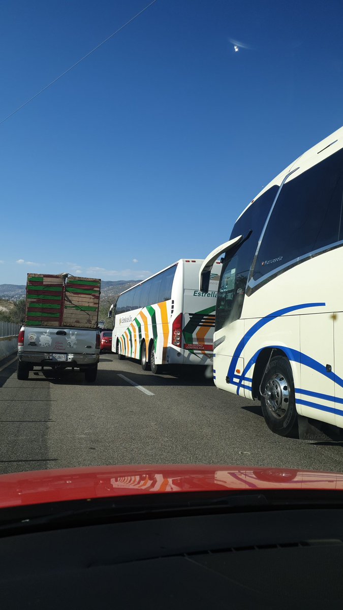 DavisHm's tweet photo. @CAPUFE @SEGOB_mx 4 horas detenidos por cierre de carretera. No que ya no se permitiria? Acapulco-Chilpancingo https://t.co/AePJPASei8