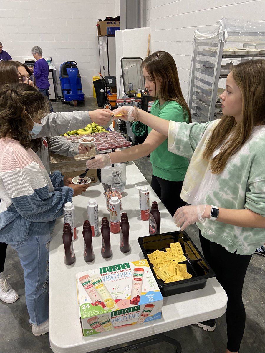 JoshPorterBGKY's tweet photo. Great day working with the Ambassadors to prepare ice cream sundaes for almost 800 Purples! It’s great to have students that volunteer to serve other students. @BGHSPurplesNews @GaryMcGuey @SCKLAUNCH https://t.co/YR9oyOZpn6