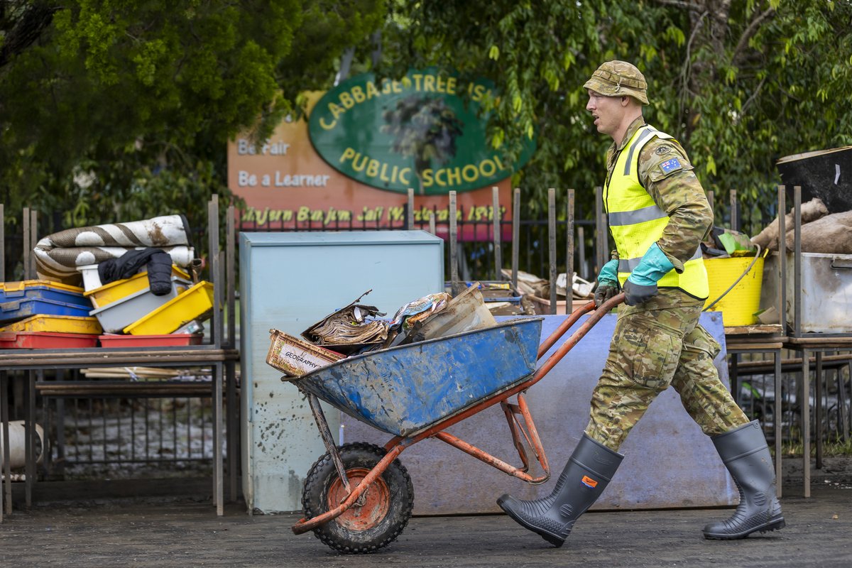 hqjoc's tweet photo. #OPFloodAssist update 📰 📣
Uncle Chris Binge was called to evacuate his flooded community #CabbageTreeIsland.
With the flood waters now receded, #YourADF are helping the town recover.
Read the story here ➡️ https://t.co/mvY1bbrIPb https://t.co/cZyhXJgZpm